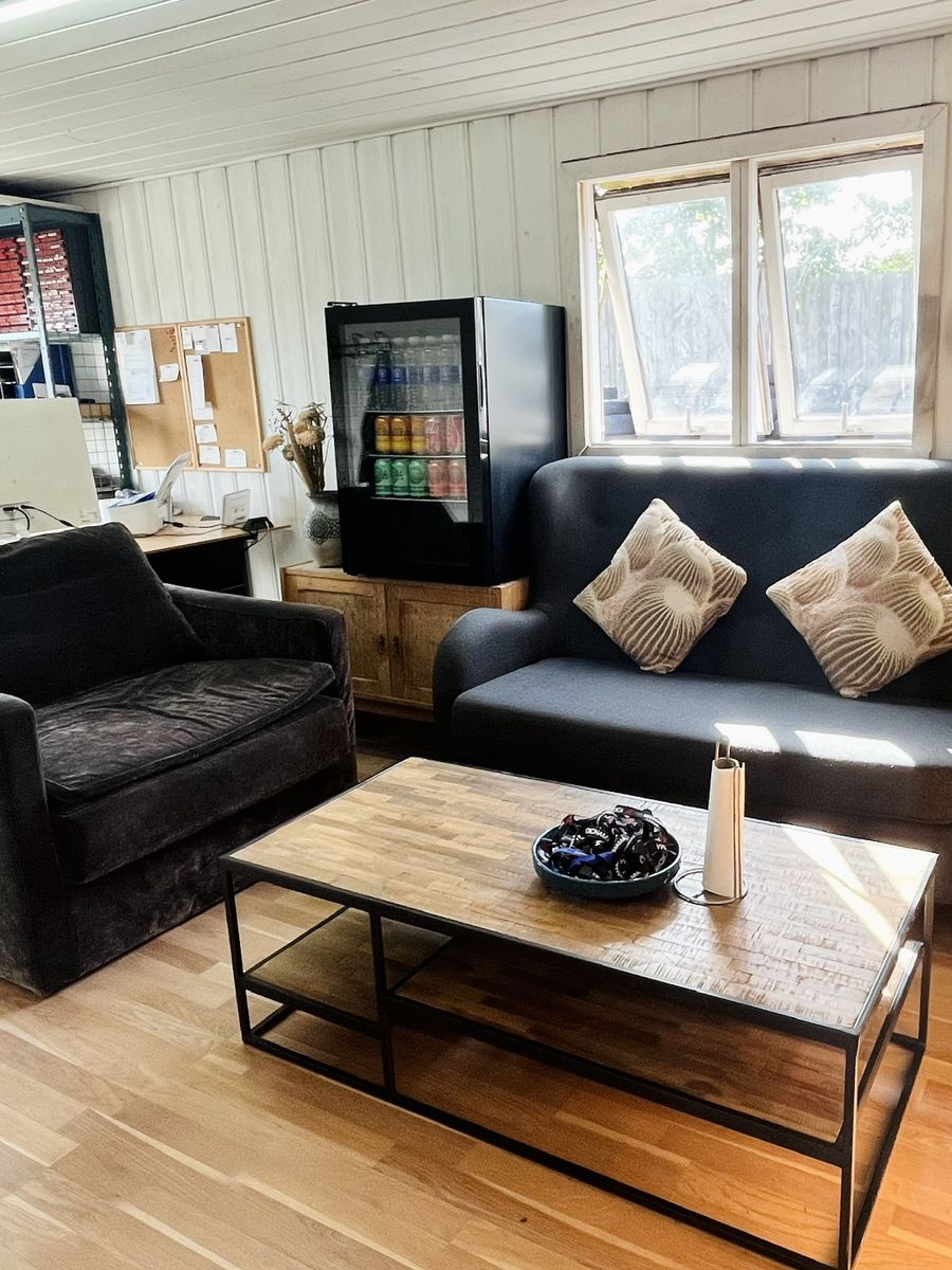 Venteområde med sofa og kolde og varme drikke hos KT Dækservice i Viby J – vent, mens dine dæk skiftes